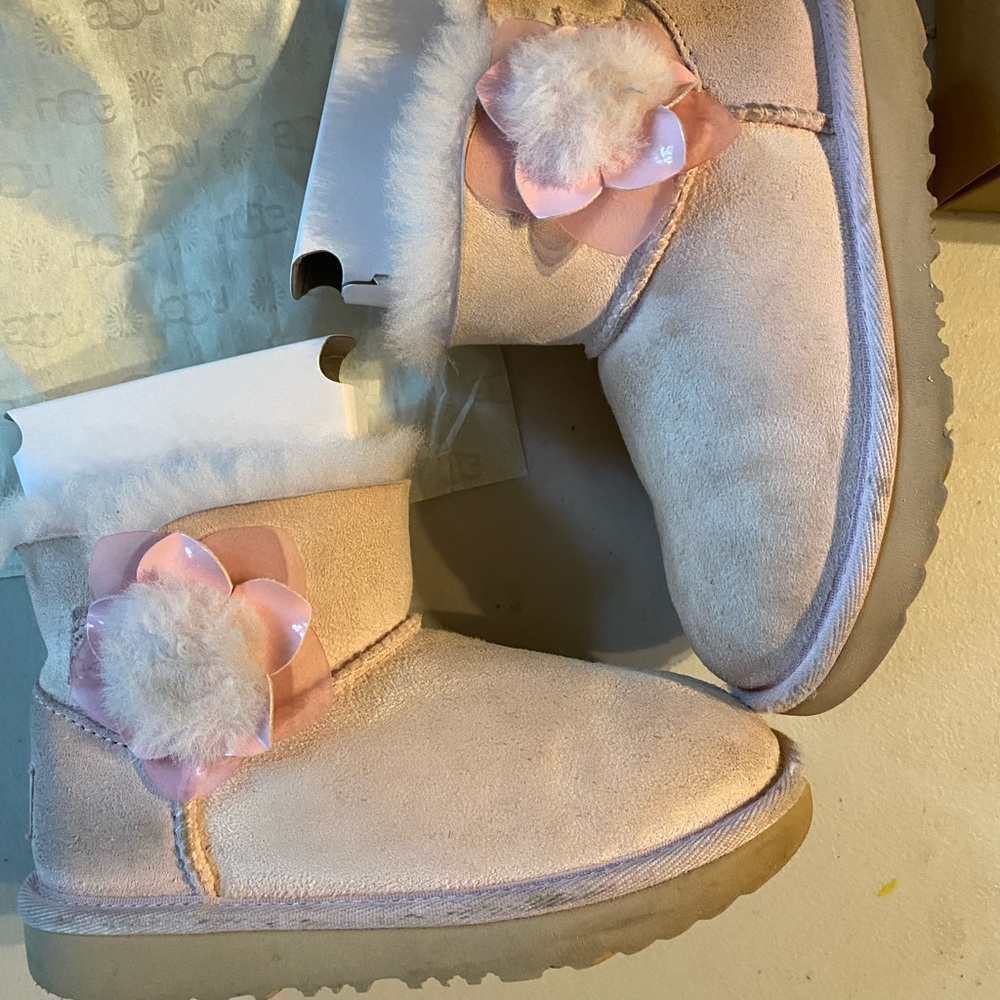 Toddler girl size 11 light pink Bailey Ugg Boots